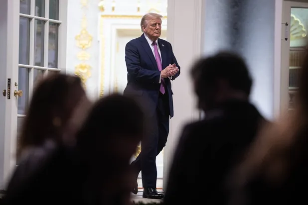 ترمب مغادراً مكتبه البيضاوي لاستقبال أعضاء حكومته وأعضاء الكونغرس في حفل عشاء أقيم بحديقة الورود (إ.ب.أ)