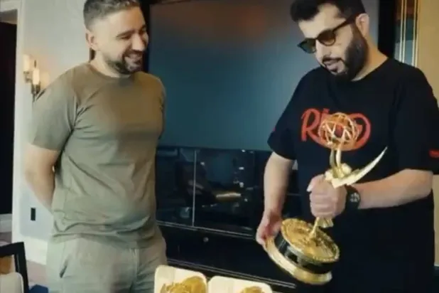 تركي آل الشيخ لحظة تسلمه الجائزة (حسابه في إكس)