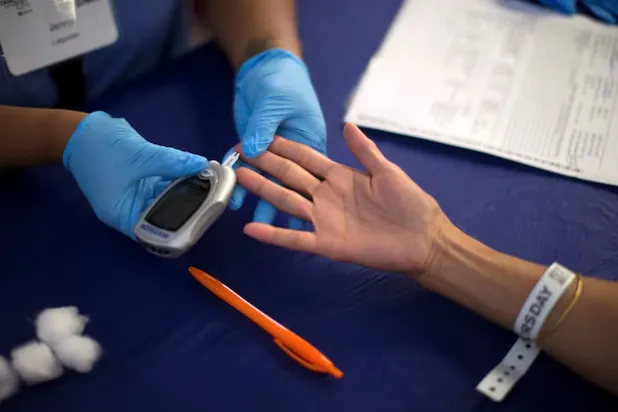 الموز يرفع مستوى السكر في الدم إذا تناولته على معدة فارغة (رويترز)