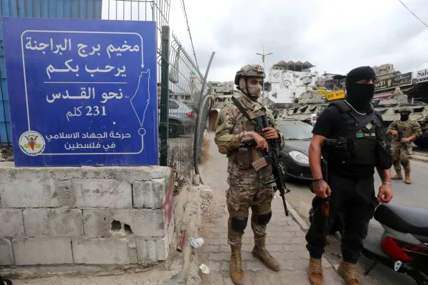 Lübnan ordusu ve İstihbarat Müdürlüğü mensupları Burc el-Baracne Mülteci Kampı’nın girişine konuşlandırıldı. (EPA)