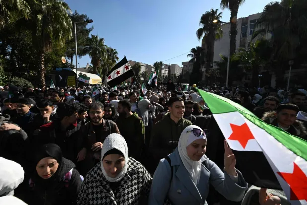 طلاب سوريون يشاركون في مسيرة بالقرب من حرم جامعة دمشق (أرشيفية - أ.ف.ب)