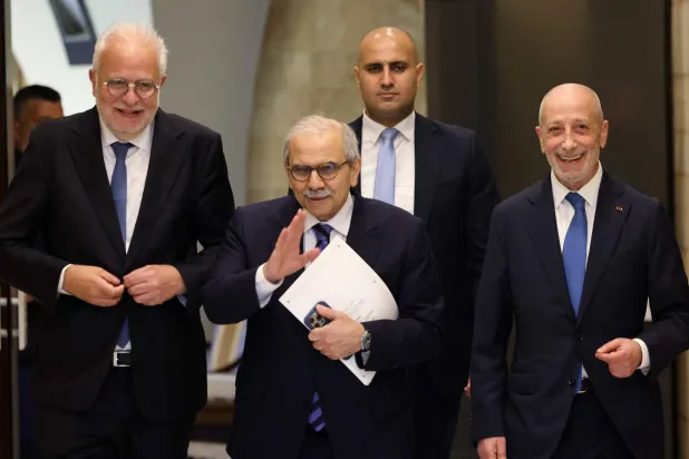 رئيس الحكومة اللبنانية نواف سلام لحظة وصوله إلى القصر الجمهوري للمشاركة في جلسة مجلس الوزراء الجمعة (أ.ف.ب)