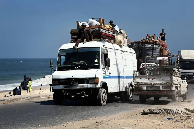 فلسطينيون يفرون جنوباً على الطريق الساحلي بالقرب من مخيم النصيرات للاجئين في وسط قطاع غزة (د.ب.أ)