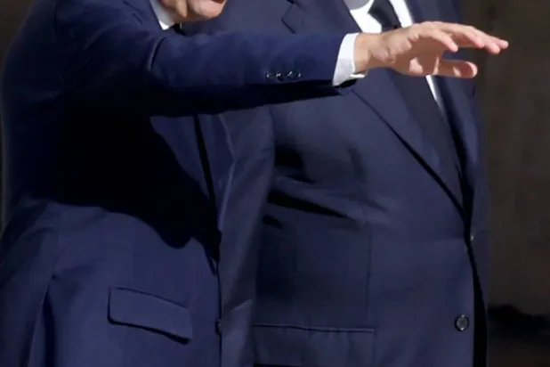 رئيس الحكومة بايرو (يمين) ووزير الدفاع سيباستيان لوكورنو وهو أحد الأسماء المطروحة لتشكيل الحكومة القادمة (أ.ف.ب)