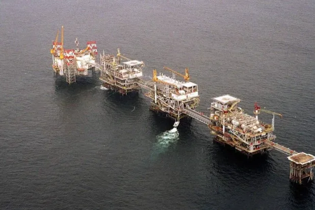 منصة نفط في أنغولا (إكس)