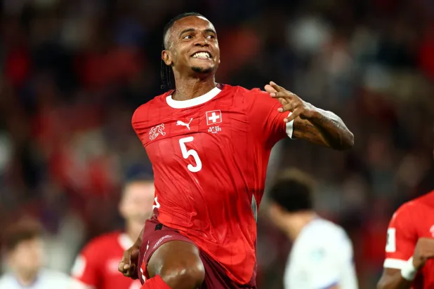 السويسري الدولي مانويل أكانجي (رويترز)