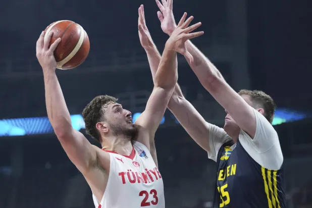 ألبرين سينغون تألق ضد السويد وقاد تركيا لربع النهائي (أ.ب)