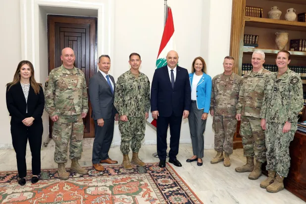 الرئيس اللبناني جوزيف عون يستقبل وفداً أميركياً يرأسه قائد المنطقة الوسطى في الجيش الأميركي الأميرال براد كوبر (الرئاسة اللبنانية)