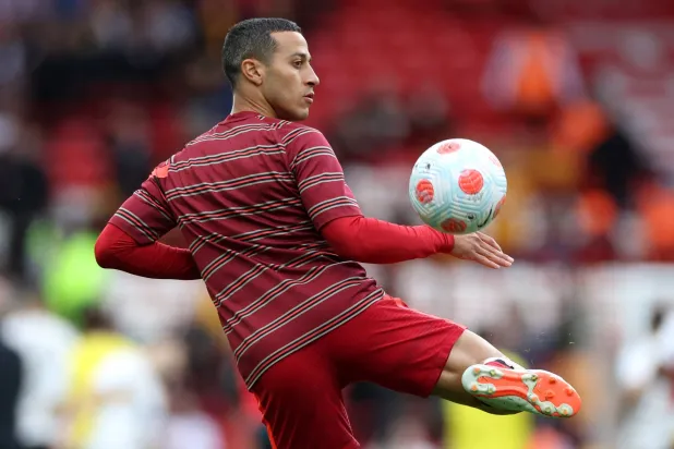 تياغو ألكانتارا لاعب برشلونة السابق (رويترز)