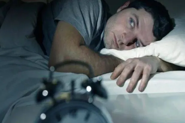 يواجه الكثير من الأشخاص صعوبة كبيرة في الحصول على قسط كافٍ من النوم (رويترز)