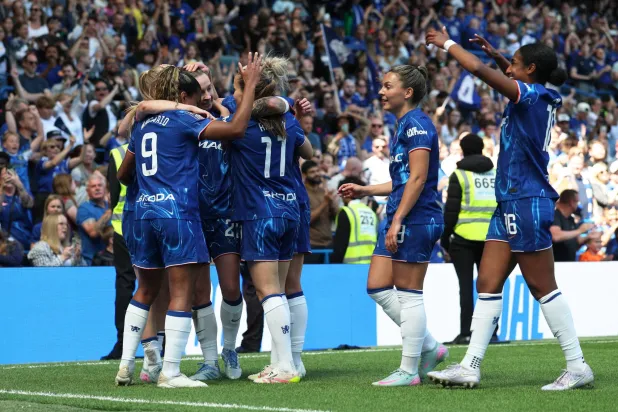 لاعبات تشيلسي يحتفلن بالفوز (رويترز)