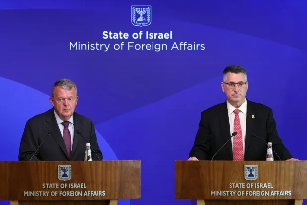 وزير الخارجية الإسرائيلي جدعون ساعر (يمين) ونظيره الدنماركي لارس لوكه راسموسن (إ.ب.أ)