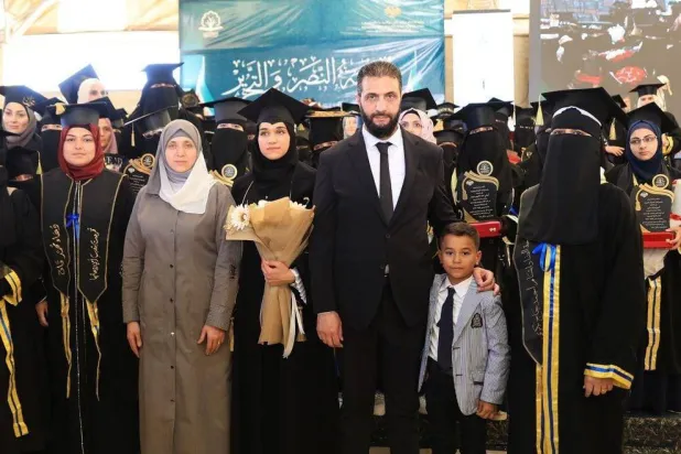 الرئيس أحمد الشرع وزوجته لطيفة الدروبي في حفل تخرج طالبات كلية الآداب بجامعة إدلب (الرئاسة السورية)