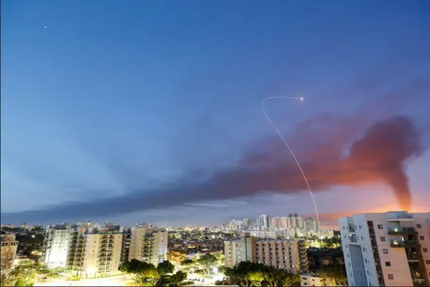 منظومة القبة الحديدية الإسرائيلية تعرض أحد الصواريخ (أرشيفية - رويترز)