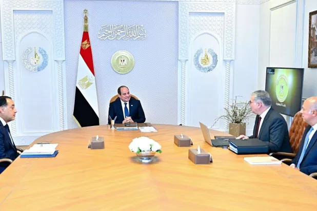 السيسي خلال لقائه رئيس الوزراء ووزير البترول والمتحدث الرسمي باسم رئاسة الجمهورية (رئاسة الجمهورية)