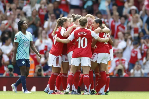 لاعبات آرسنال يحتفلن بعد الفوز (رويترز)