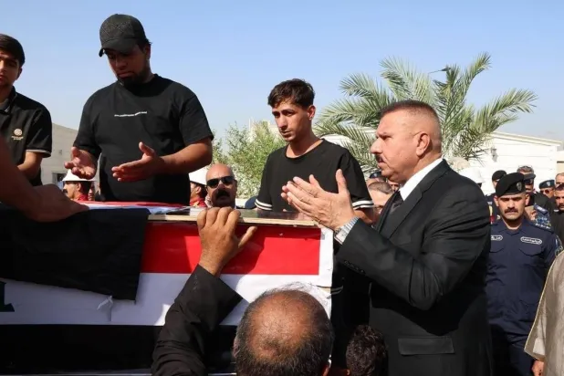 وزير الداخلية خلال تشييع جنازات عناصر الشرطة (وكالة الأنباء العراقية)