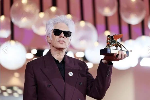 المخرج جيم يارموش يحمل «السعفة الذهبية» (مهرجان ڤينيسيا)