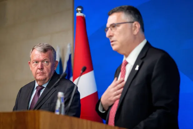 وزير خارجية الدنمارك لارس لوكه راسموسن (يسار) ووزير خارجية إسرائيل جدعون ساعر في القدس الأحد (رويترز)