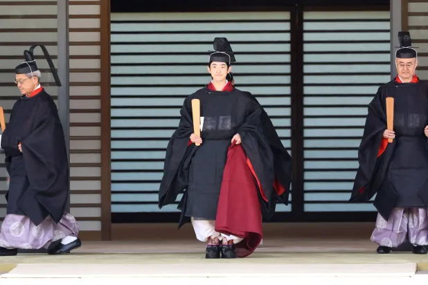 الأمير هيساهيتو يرتدي زياً احتفالياً قديماً في طوكيو السبت (أ.ف.ب)