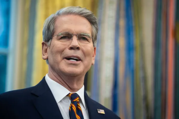 بيسنت خلال مؤتمر صحافي عقده الرئيس الأميركي دونالد ترمب في البيت الأبيض (إ.ب.أ)