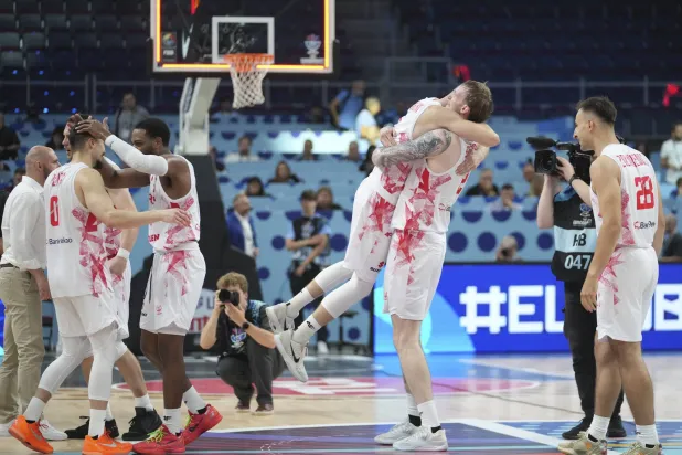 فرحة لاعبي المنتخب البولندي بالفوز والتأهل (أ.ب)