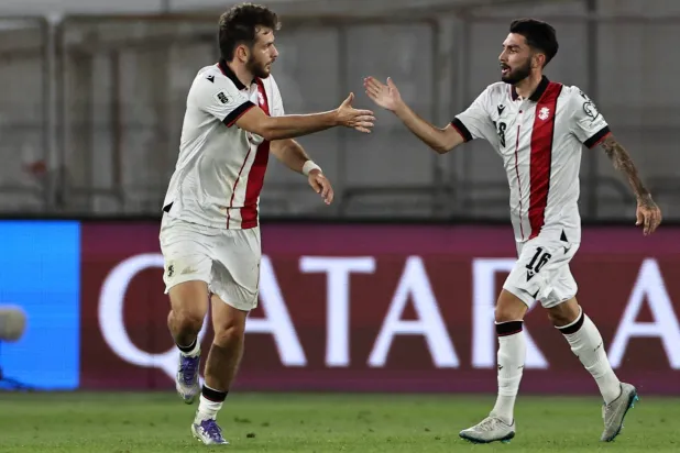 نجم باريس سان جيرمان الفرنسي خفيتشا كفاراتسخيليا (يسار) يحتفل بالفوز على بلغاريا (أ.ف.ب) 