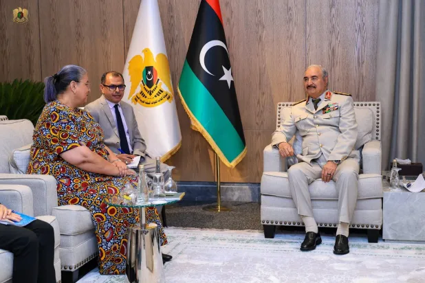 المشير خليفة حفتر مستقبلاً في مكتبه المبعوثة الأممية هانا تيتيه يوم الأحد (القيادة العامة)