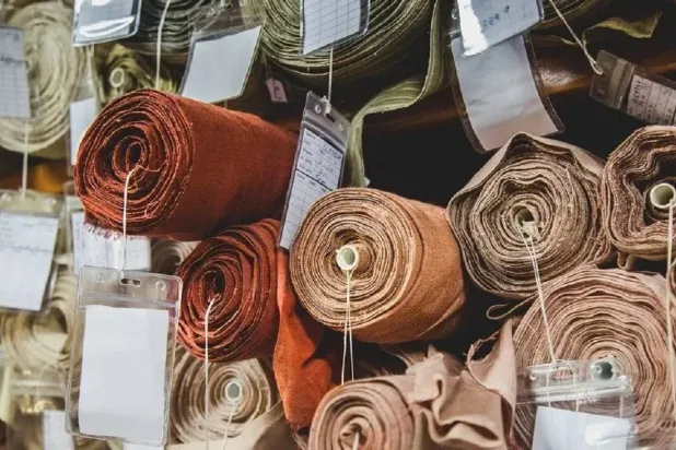 صناعة الأقمسة تشهد في السنوات الأخيرة تحولاً ملحوظاً مع تزايد الاهتمام بالاستدامة (معهد جي دي لتكنولوجيا الأزياء)