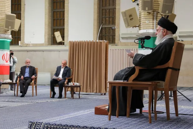 خامنئي يتحدث إلى أعضاء حكومة الرئيس مسعود بزشكيان بمناسبة أسبوع الحكومة (موقع المرشد)