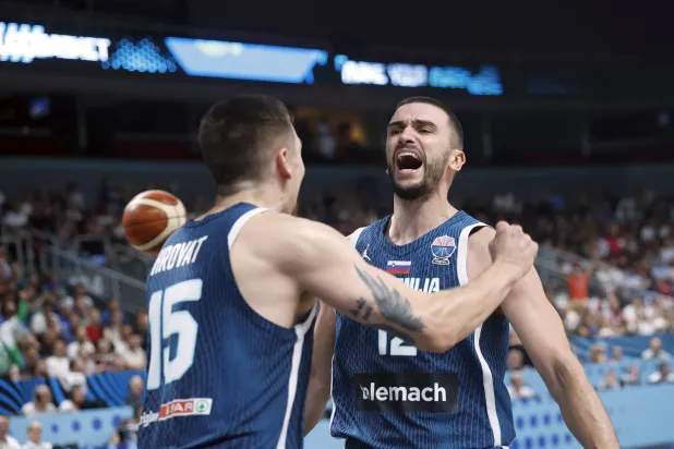 فرحة لاعبي سلوفينيا بالفوز على إيطاليا والتأهل (إ.ب.أ) 