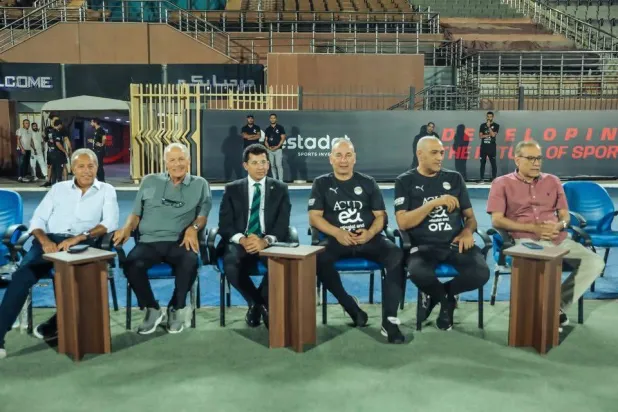 أشرف صبحي تابع تدريبات منتخب مصر إلى جوار حسام حسن (الاتحاد المصري) 