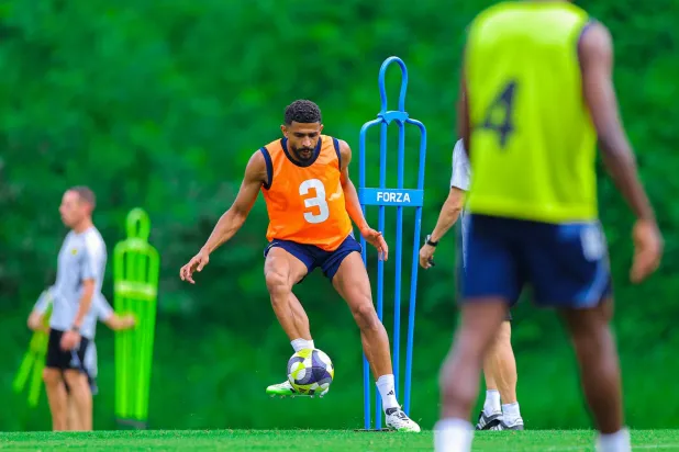 عبد الإله العمري خلال التدريبات (نادي النصر)