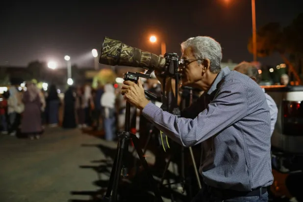 عشاق «الفلك» يشاهدون الخسوف الكلي للقمر