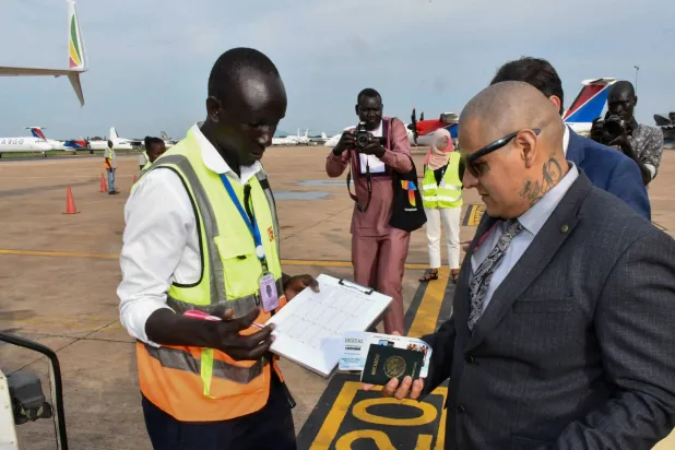 خيسوس مونوز غوتيريز قبل ركوب الطائرة أثناء إعادته إلى وطنه في مطار جوبا الدولي بجنوب السودان (رويترز)