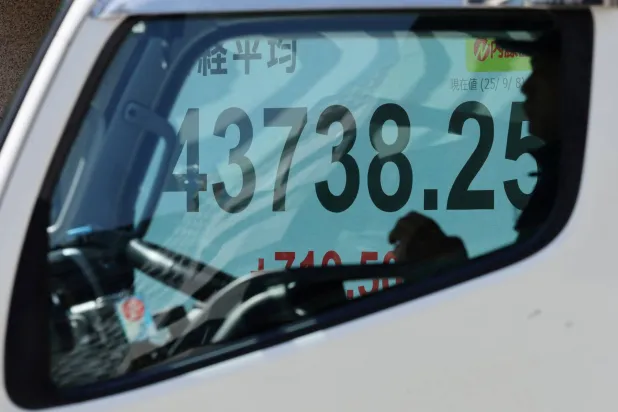 لوحة عرض أسعار الأسهم التي تُظهر متوسط ​​مؤشر نيكاي (رويترز)