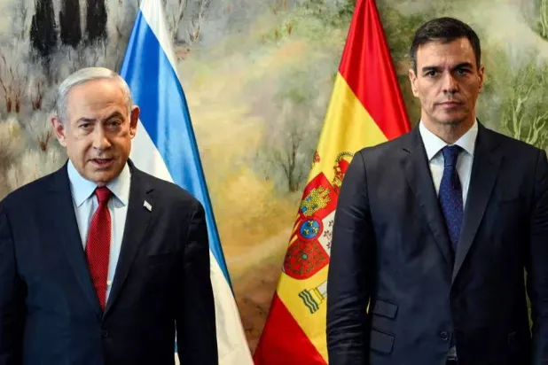رئيس الوزراء الإسرائيلي بنيامين نتنياهو مع نظيره الإسباني بيدرو سانشيز خلال اجتماعهما بالقدس في نوفمبر الماضي (أ.ف.ب)