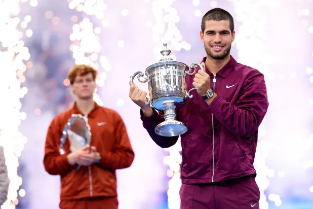 ألكاراس يشعر بسعادة مزدوجة باستعادة لقب «فلاشينغ ميدوز» وصدارة التصنيف العالمي (أ.ف.ب)