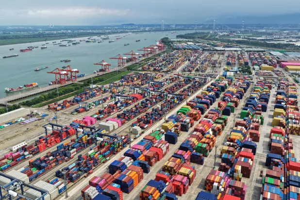 آلاف الحاويات المُعَدة للتصدير في ميناء نانجينغ شرق الصين (أ.ف.ب)