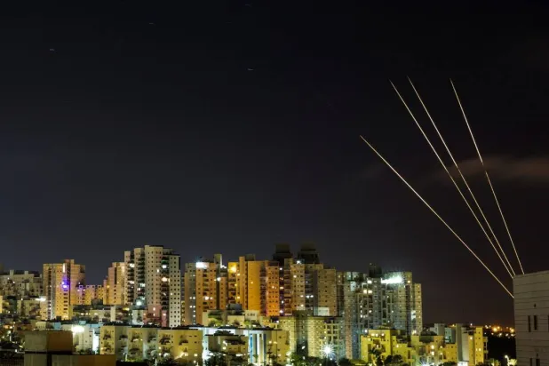 نظام الدفاع الجوي الإسرائيلي «القبة الحديدية» يعترض صواريخ فوق إسرائيل عام 2021 (أرشيفية - رويترز)
