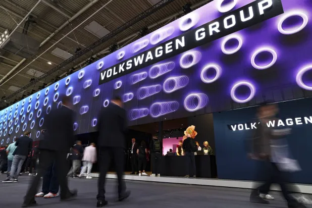 وصول الزوّار إلى مؤتمر مجموعة «فولكس فاغن» ضمن فعاليات معرض ميونيخ الدولي للسيارات 2025 المقام بين 9 و14 سبتمبر (إ.ب.أ)