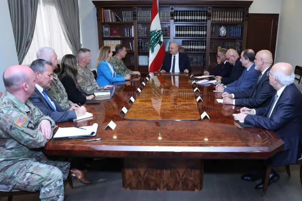 رئيس الجمهورية جوزيف عون مستقبلاً قائد المنطقة الوسطى براد كوبر والوفد المرافق بحضور السفيرة الأميركية ليزا جونسون (الرئاسة اللبنانية)