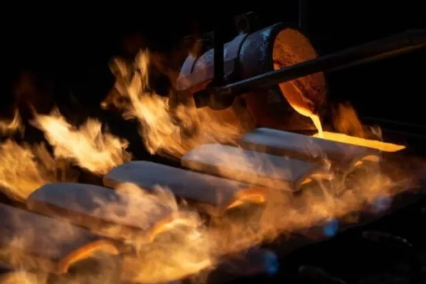 عامل يصب سبائك ذهب في مصنع كراستسفيتمت في كراسنويارسك، روسيا (رويترز)