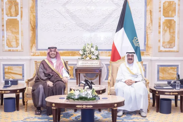 الشيخ مشعل الأحمد خلال استقباله بقصر بيان اليوم الأمير تركي بن محمد بن فهد بن عبد العزيز (كونا)