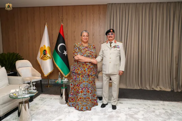 القائد العام لـ«الجيش الوطني» الليبي خليفة حفتر مستقبلاً المبعوثة الأممية هانا تيتيه في بنغازي يوم الأحد (إعلام القيادة العامة)