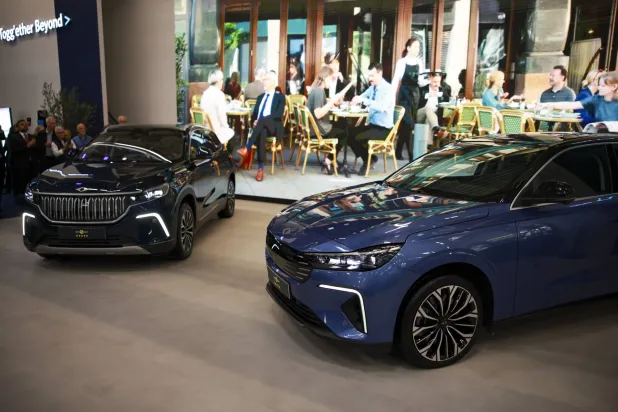 زوار يشاهدون سيارات معروضة في «معرض ميونيخ الدولي للسيارات» بألمانيا (إ.ب.أ)