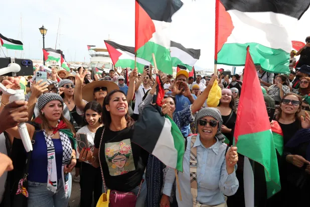 مظاهرة دعم في سيدي بوسعيد بتونس يوم الأحد لـ«أسطول الصمود العالمي» المتجه لقطاع غزة (إ.ب.أ)