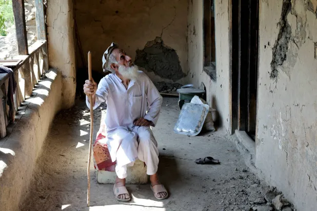 آدم خان مزارع يبلغ من العمر 67 عاماً ينظر إلى الجدران المتضررة في منزله بعد زلزال مدمر ضرب ولايتي كونار وننكرهار في أفغانستان في قرية مسعود في منطقة نورغال بولاية كونار في أفغانستان 4 سبتمبر 2025 (رويترز)