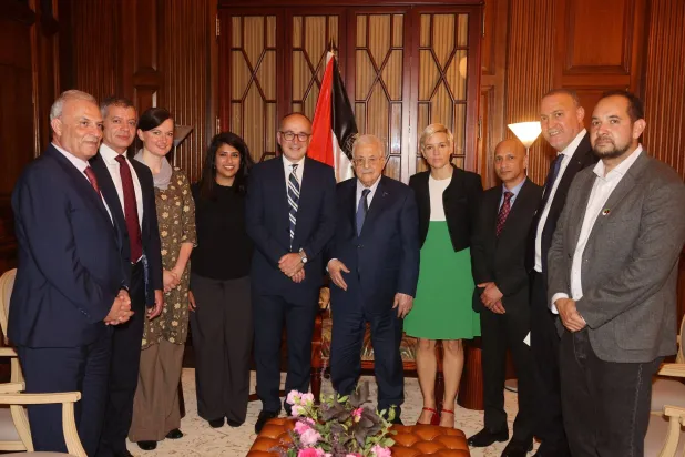 الرئيس عباس يستقبل أطباء بريطانيين كانوا في قطاع غزة وقت الحرب (الرئاسة الفلسطينية) 