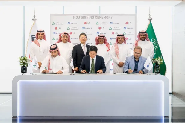 أثناء توقيع الاتفاقية (إل جي)